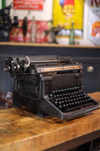 Machine à écrire ancienne Jappy modele 121